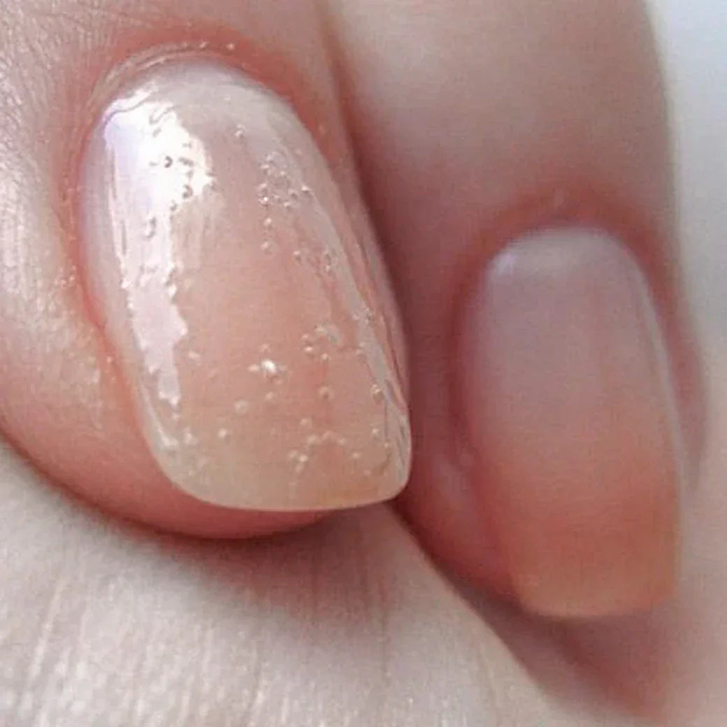 Detail nechtu s drobnými bublinkami v gel laku