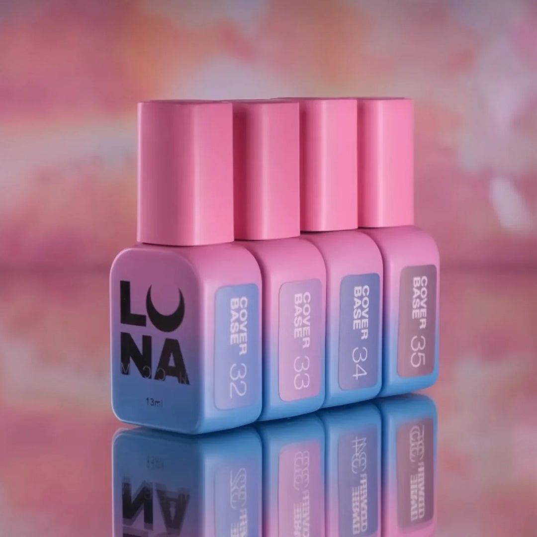 Čtyrí lahvičky s gel lakama v modro-ružové barvě na ružovém pozadí.