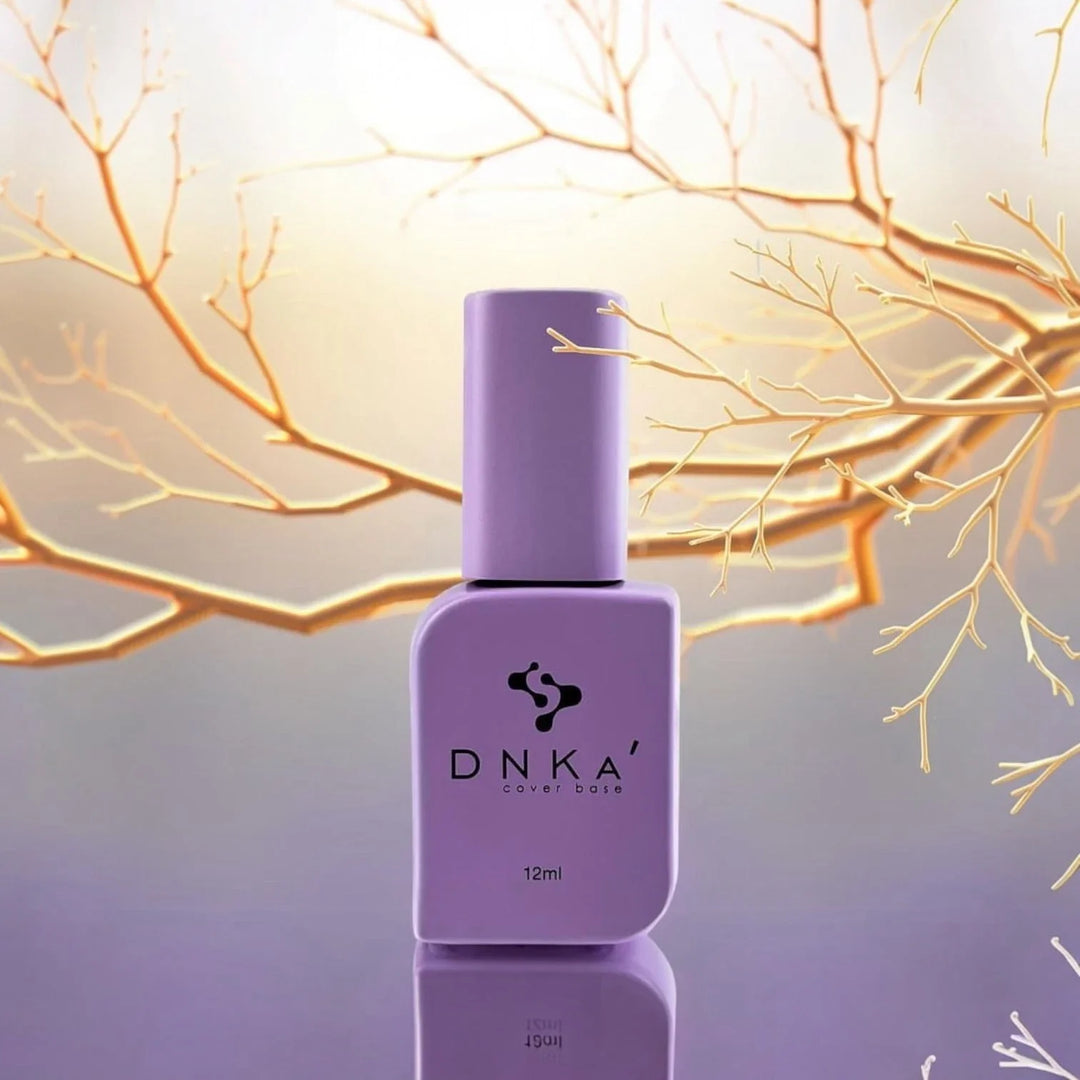 Fialová lahvička gel laku zančky DNKA na fialovém pozadí