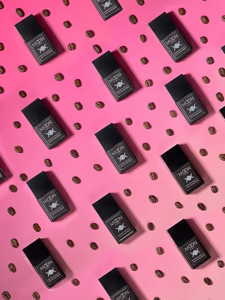 černé lahvičky s logem MOON na ružovém podkladu