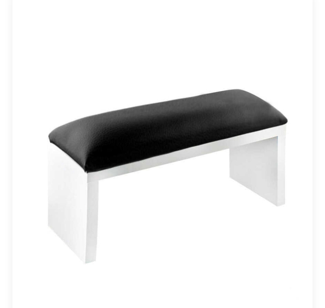 Opěrka ruky na manikúru na bílých nohách – černá