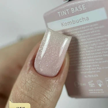 HEYLOVE Tónovací báze Kombucha 15 ml – lesklá světle růžová manikúra s glitry, detail nehtu