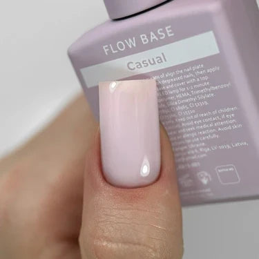 HEYLOVE Flexibilní báze Flow Casual 15 ml – pastelově růžová manikúra s lahvičkou