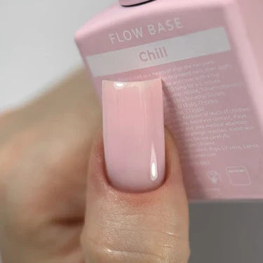 HEYLOVE Flexibilní báze Flow Chill 15 ml – lesklá světle růžová manikúra s lahvičkou