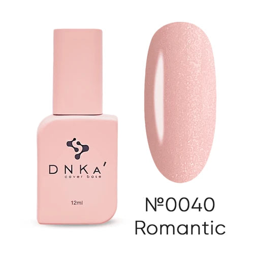 růžová lahvička s nápisem DNKA a růžový vzorek nehtu na bílém pozadí