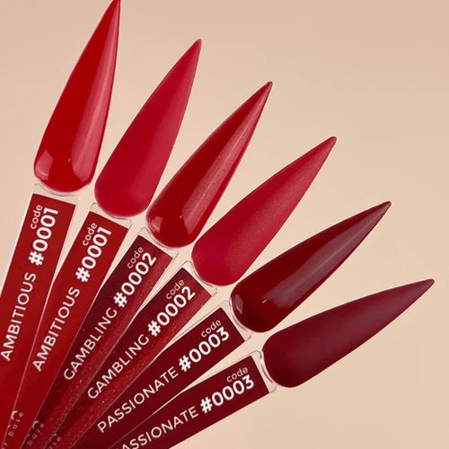 tipy nehtu (vzorky) s červenými laky na béžovém pozadí