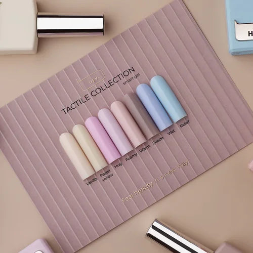 paleta nehtových vzorků s různými barvami na hnědém podkladu s nápiem TACTILE COLLECTION